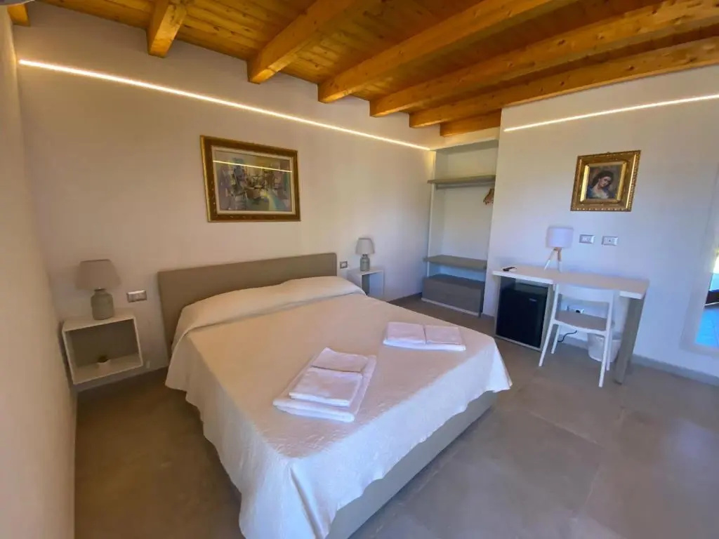 Deluxe Double room (full double bed)