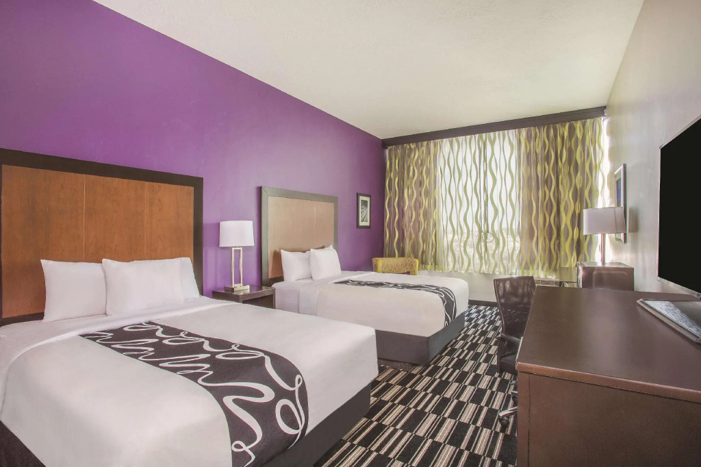 Standard Quadruple room with city view