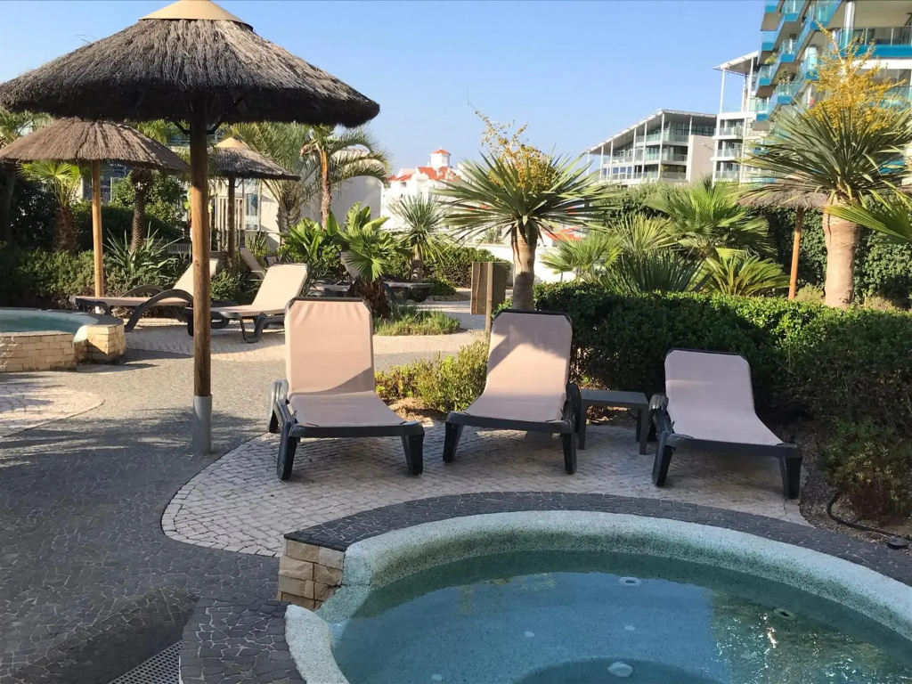 Swimming pools Apartment in Ocean Village - 2 bed 2 bath Rock view