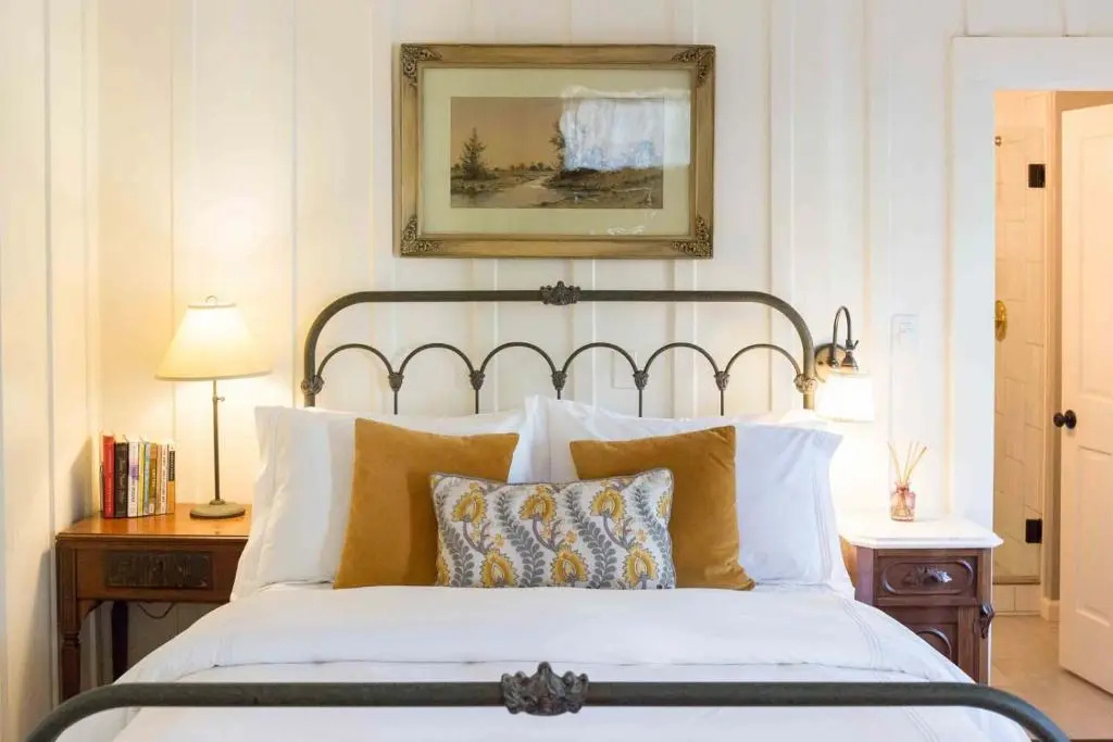 Deluxe Double room (full double bed)