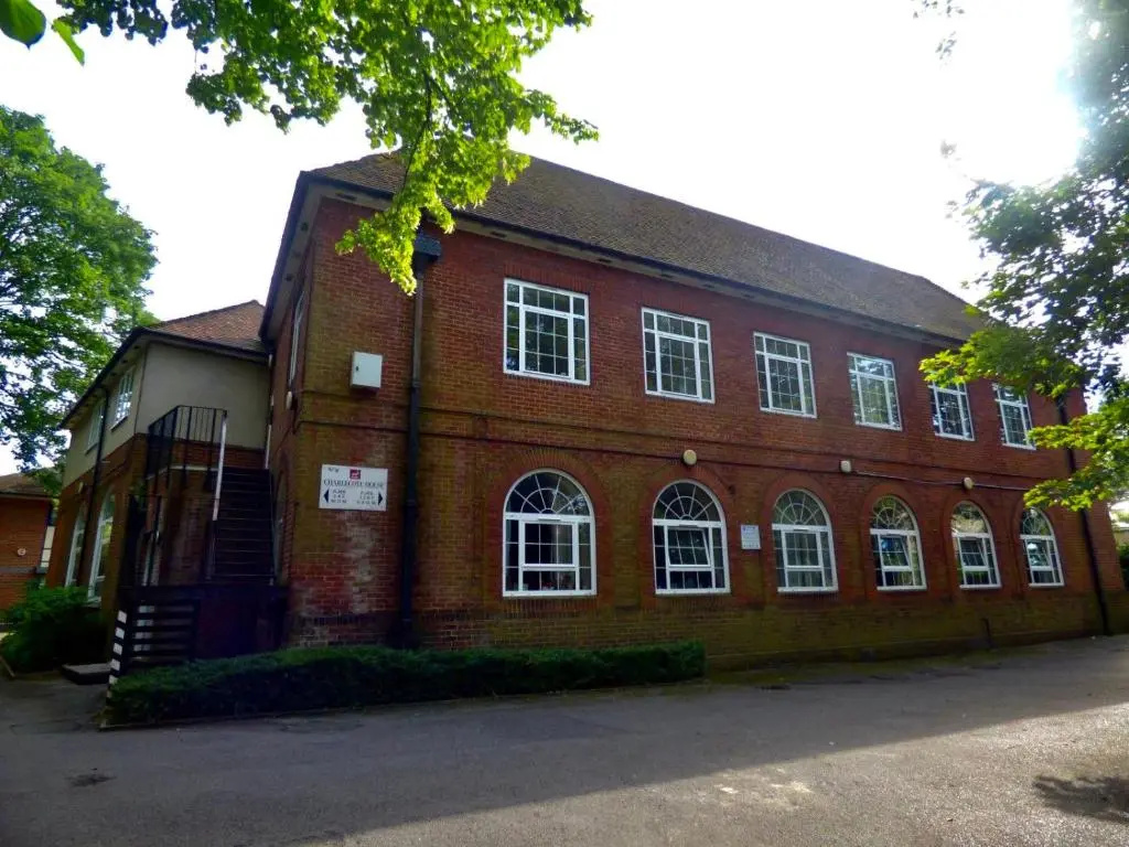 4 Single beds or 2 Doubles - FREE PARKING SPACES - SMART TV's - City Centre Spacious flat