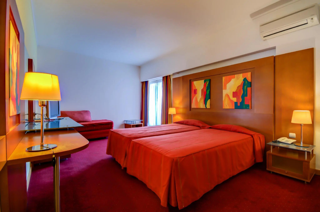 Standard Triple room