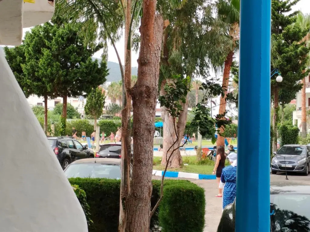 Superbe appartement tout équipé dans une résidence avec piscine, espace de jeux, restaurant, supérette et parking en plein cœur de Cabo Negro à moins de 5 min de marche de la plage et 10 min de M'diq sur la côte méditerranéenne du Maroc