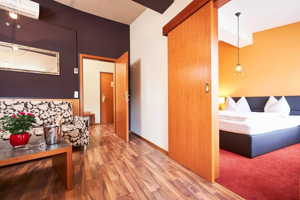 Double Suite full double bed