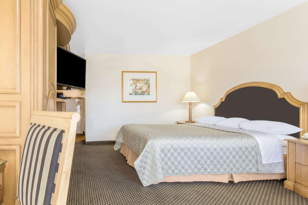 Double room (full double bed)