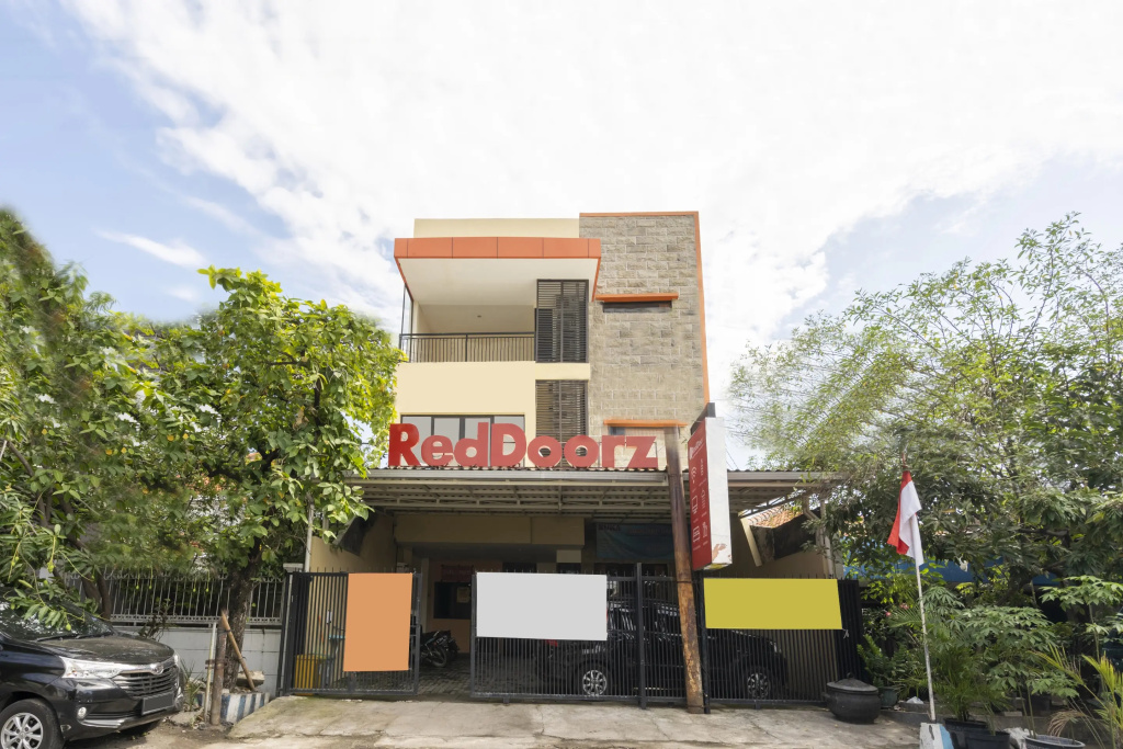 RedDoorz Syariah near Airlangga University Campus B
