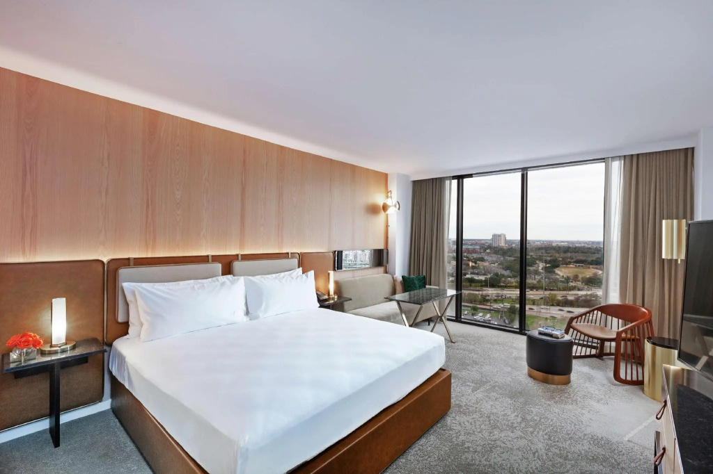 C. Baldwin, Curio Collection by Hilton - Chambres