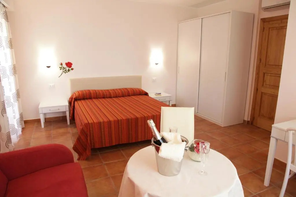 Standard Quadruple room with garden view