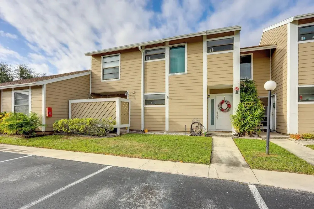 5 Mi to Beach: Jupiter Townhome w/ Pool Access