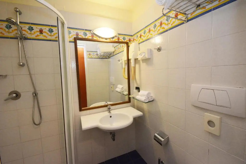 Standard Triple room with sea view