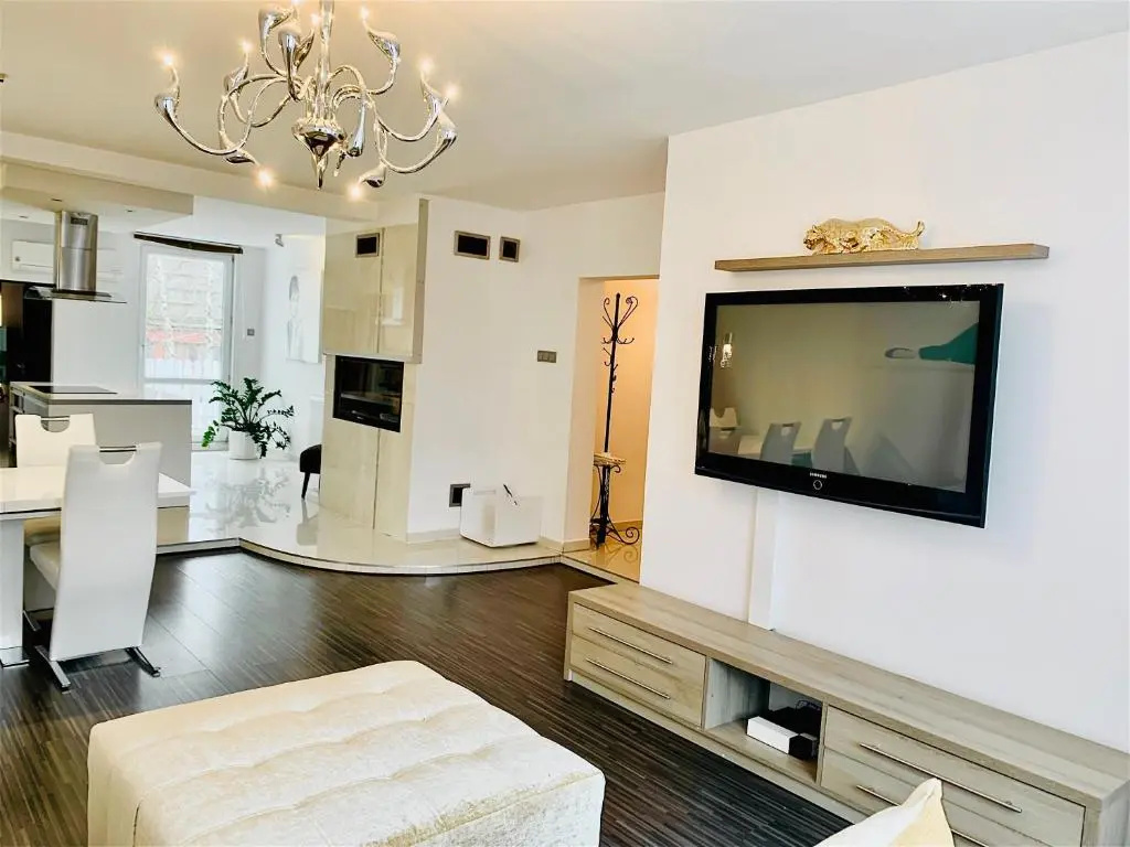 3 Bedrooms Apartment