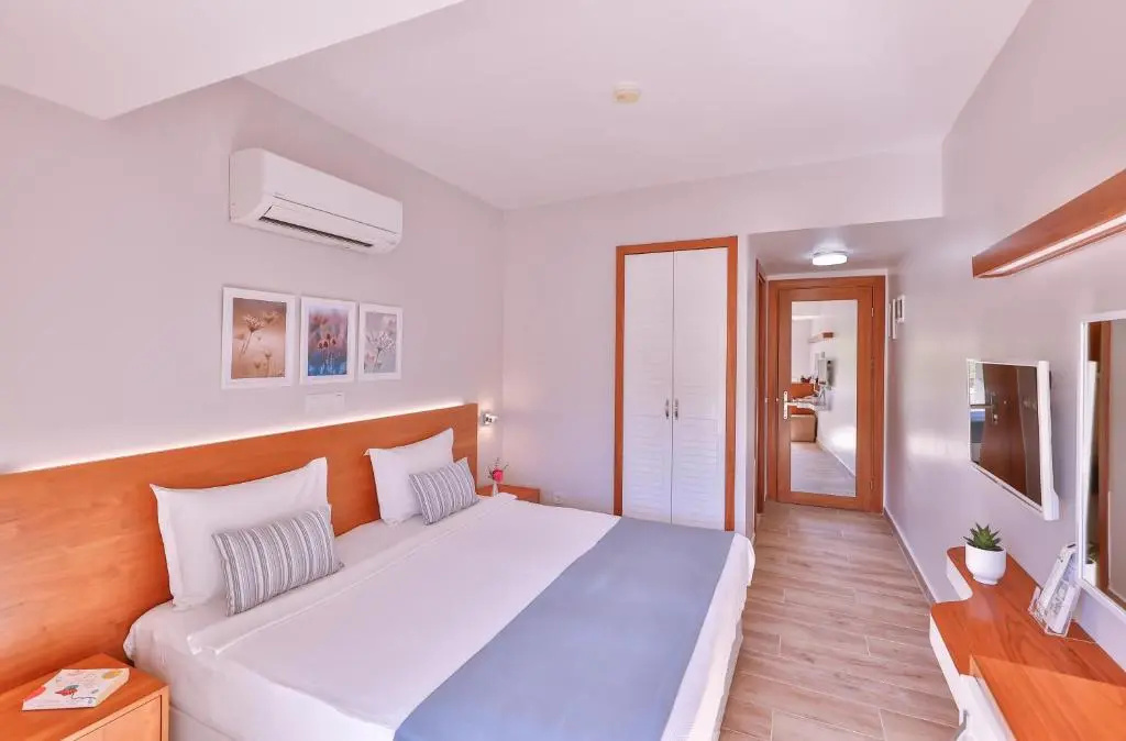 Standard Double room with partial sea view (full double bed)
