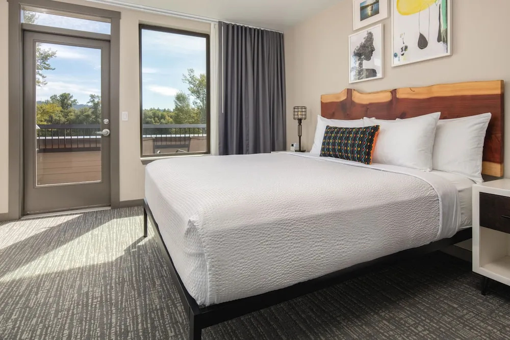Standard Double room with balcony (full double bed)