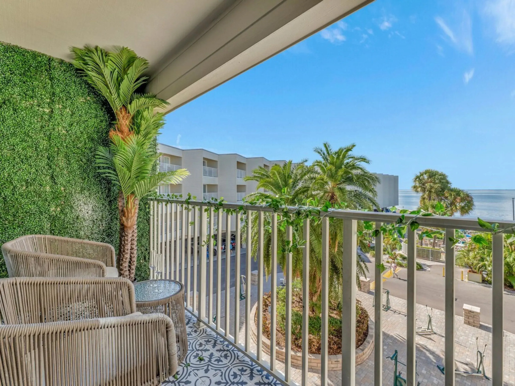 The Palm Exclusive Tropical Luxury on the Water