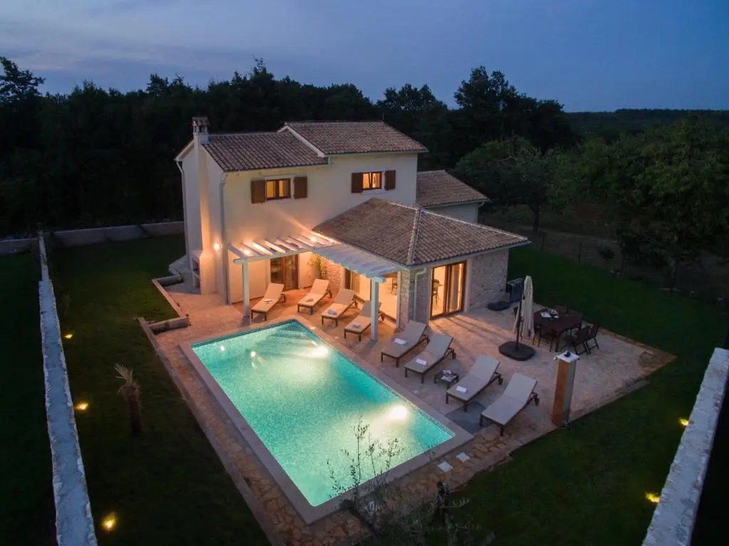 4 Bedrooms Villa