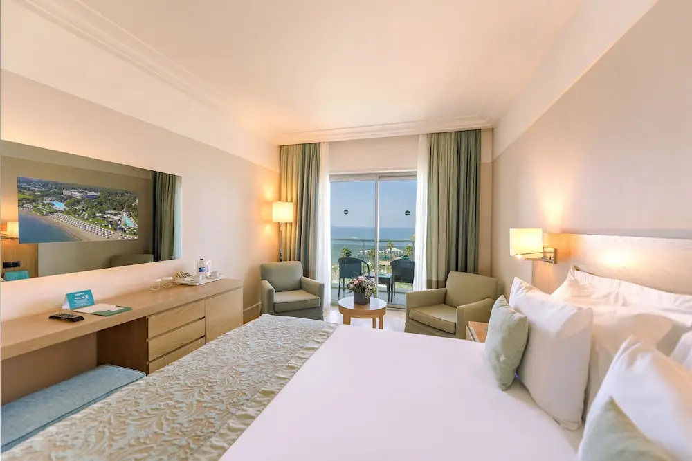 Deluxe room with balcony and with sea view