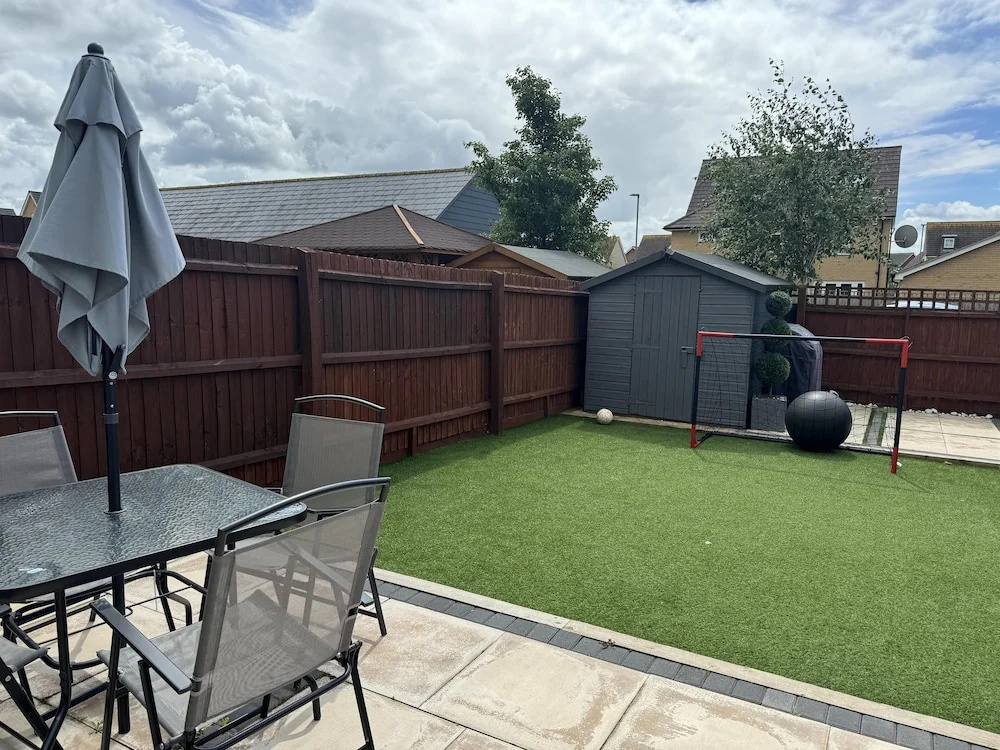 4 Bed House - Sleeps 8 - Hottub - Garden - Parking