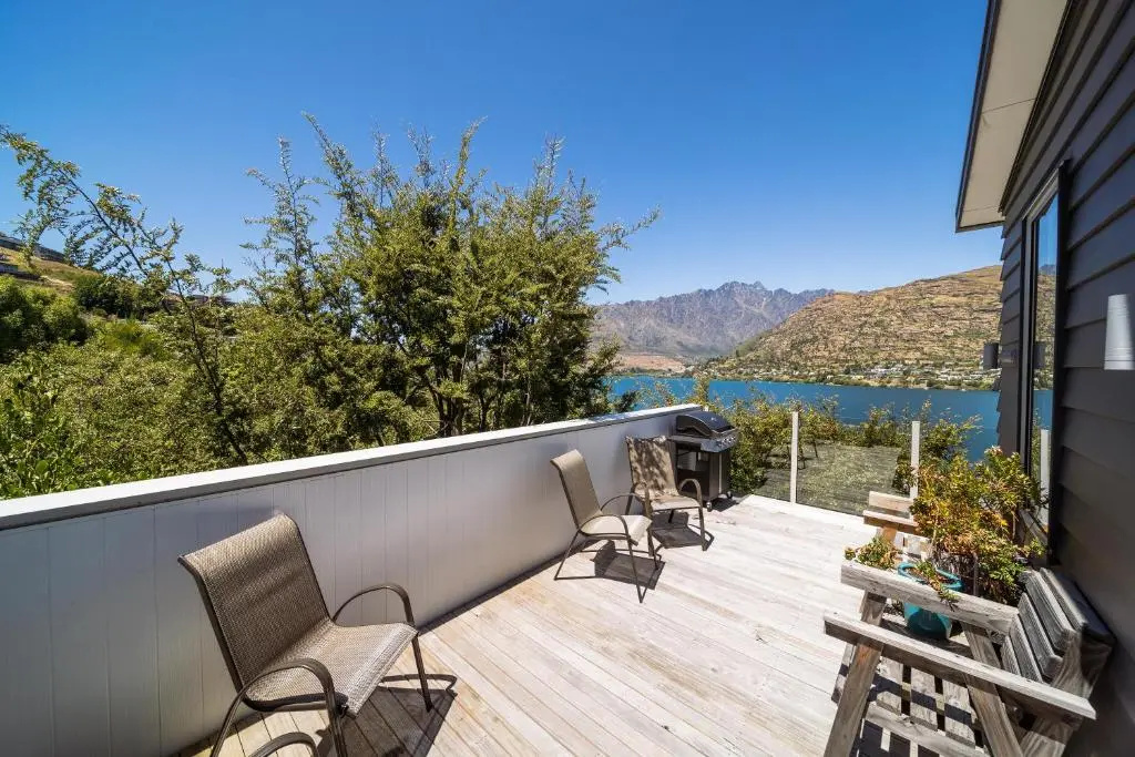 Lake View Greenstone Luxe Apartment