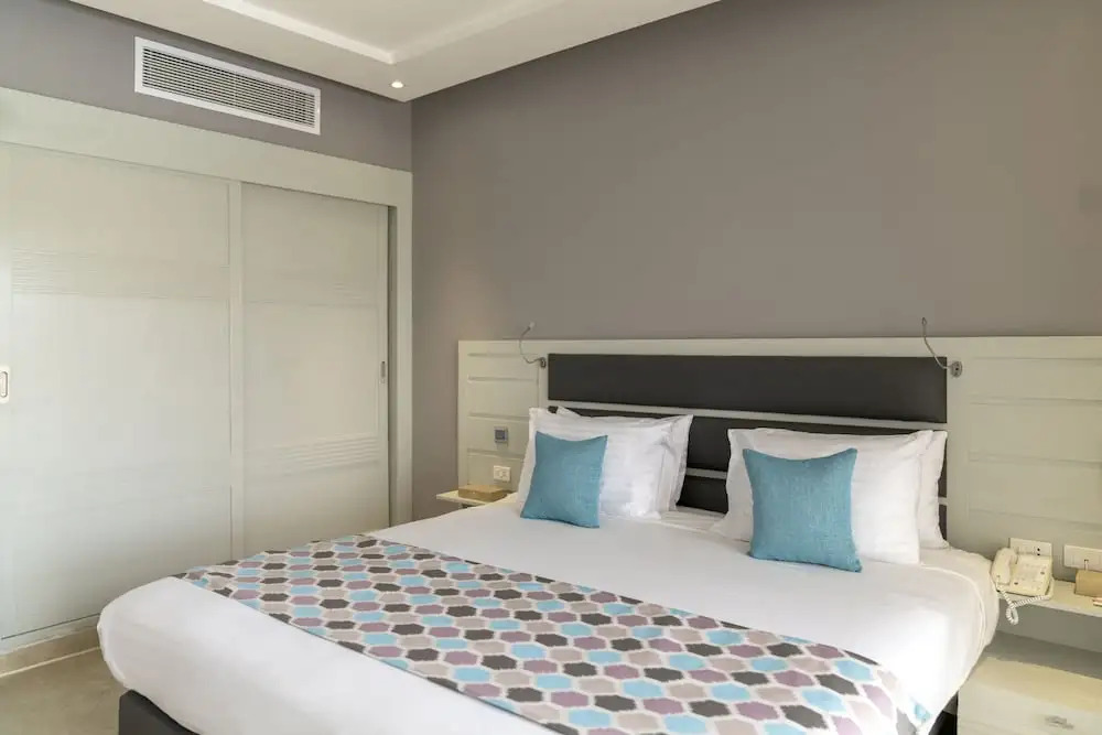 Люкс Posh Club Swim Up Family в Sunrise Crystal Bay Resort