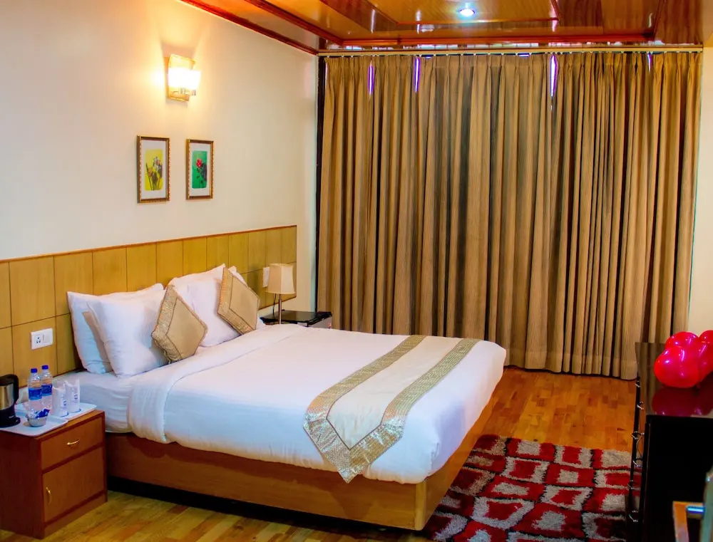 Deluxe room with land view