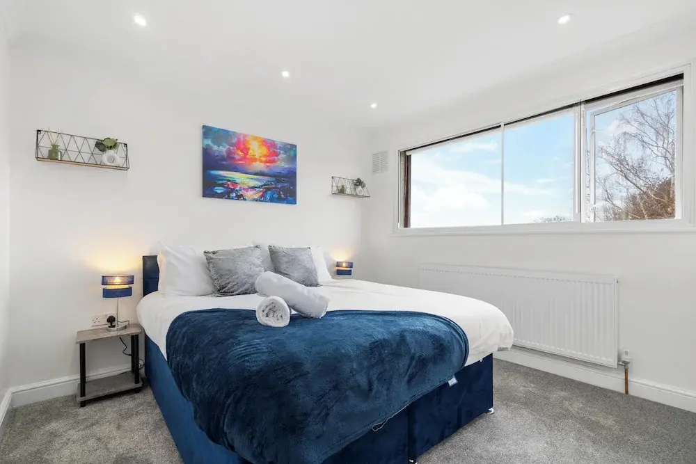 Staines House-3bed-sleeps7- Freep-close to Airport