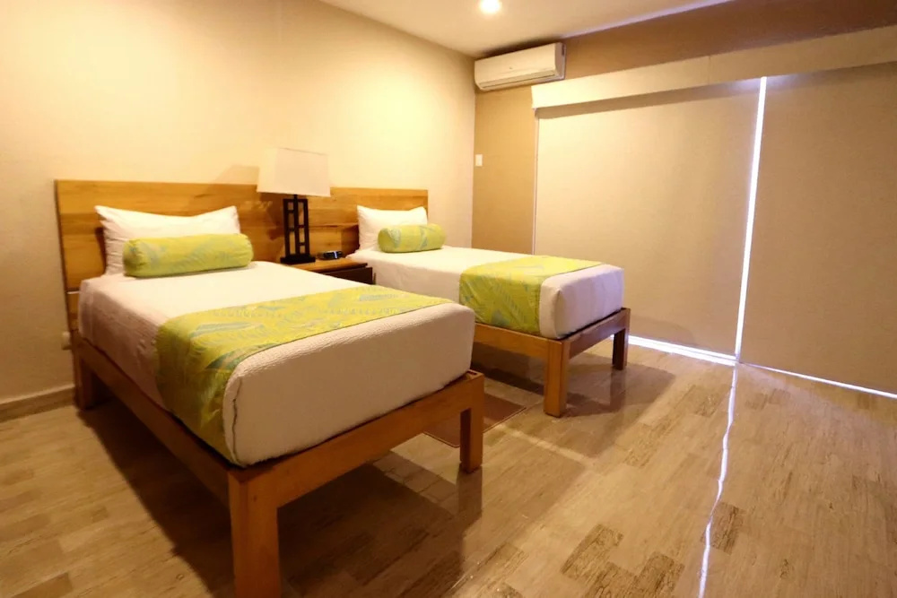 2 Bedrooms Standard Family room with balcony and with bay view