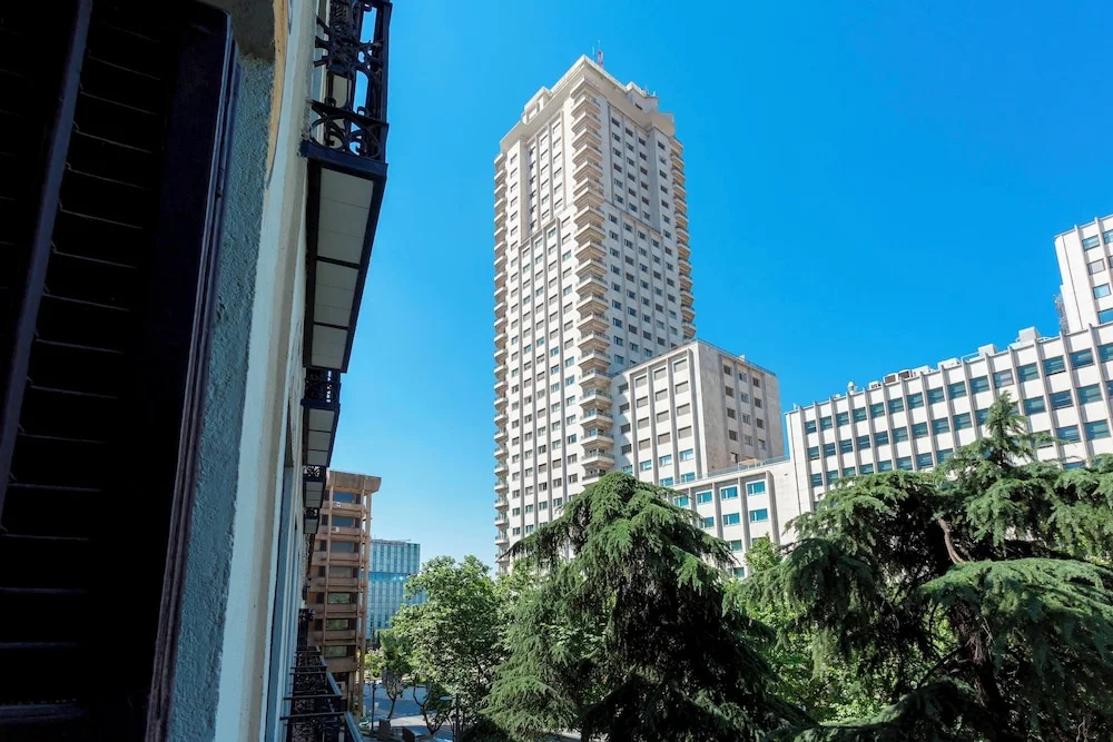 Central 2BD Apt Facing Torre Madrid Duque de Osuna