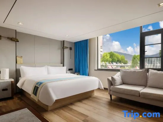 Standard Double room with street view (full double bed)