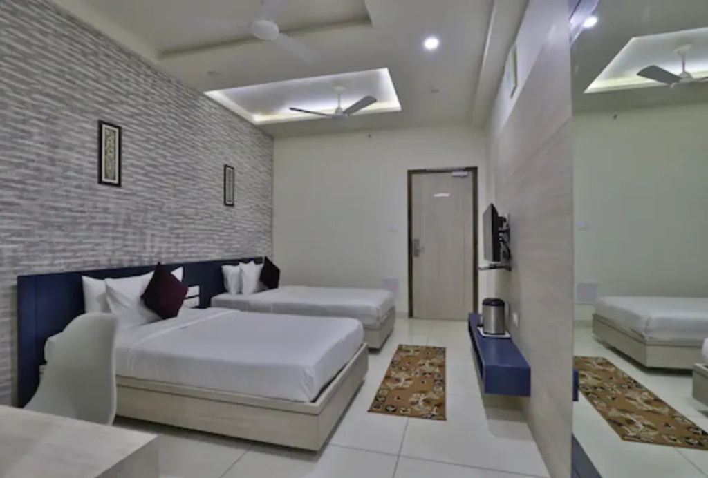Deluxe Double room (full double bed)