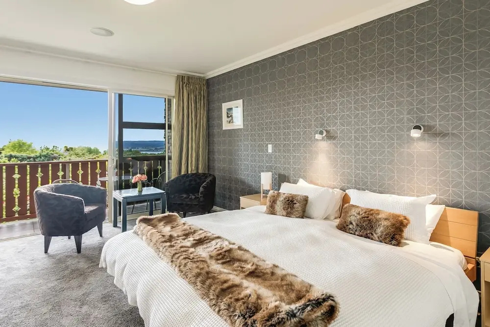 Luxury Double room with partial view (full double bed)