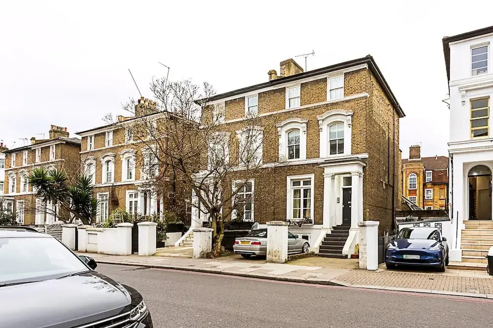Chic Gunter Grove Flat - London Retreat