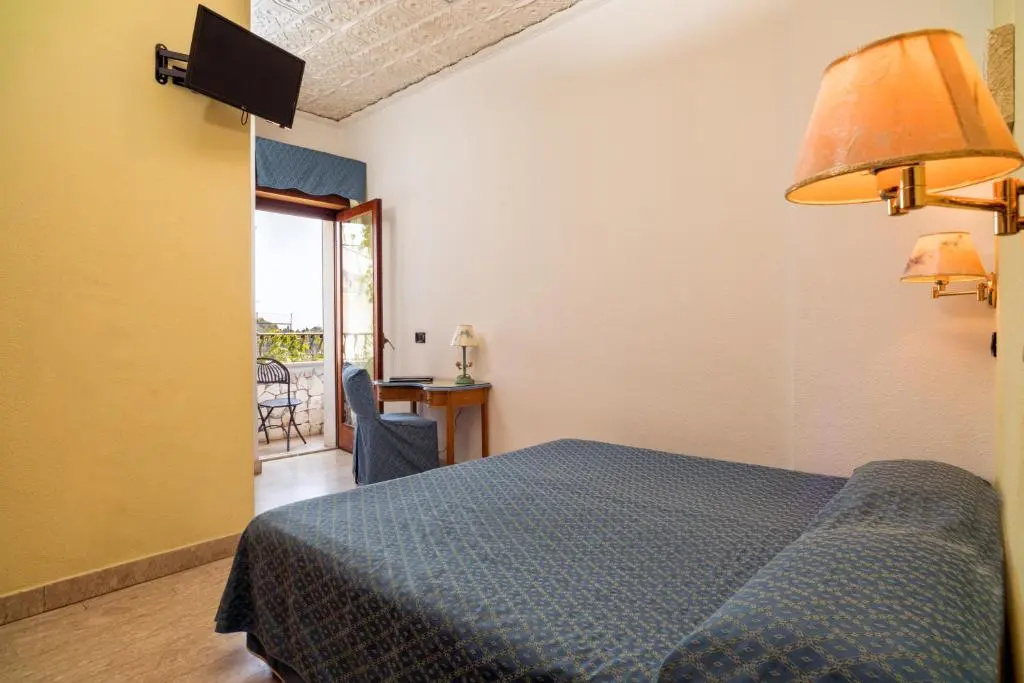 Double room (full double bed)