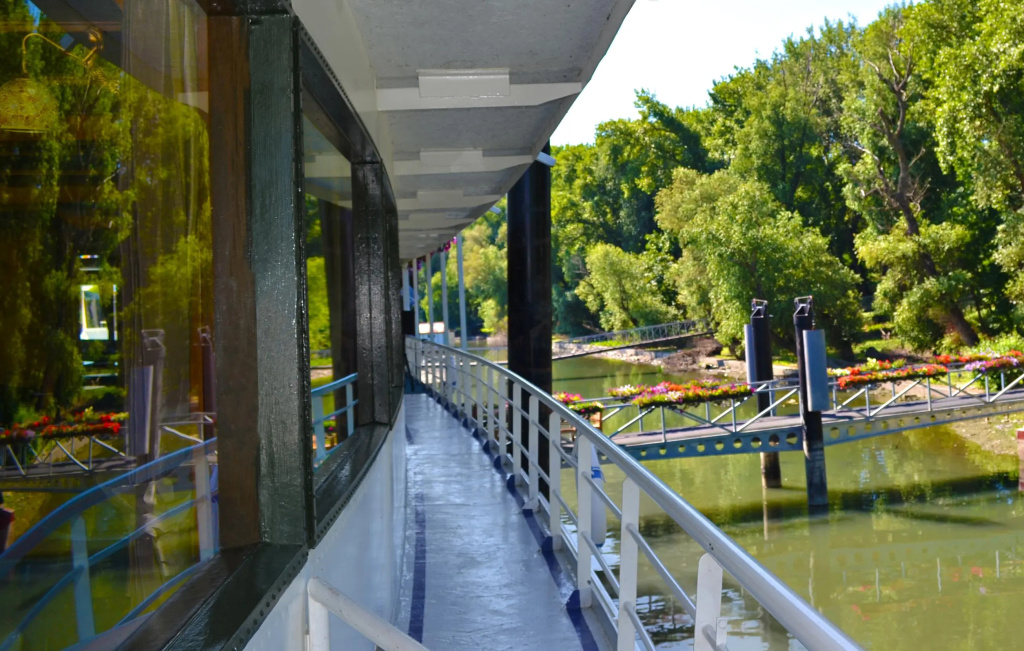 Compass River City Boatel