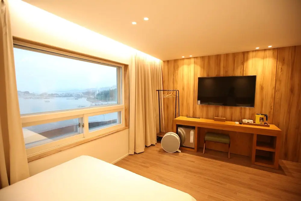 Deluxe Double room with city view (full double bed)