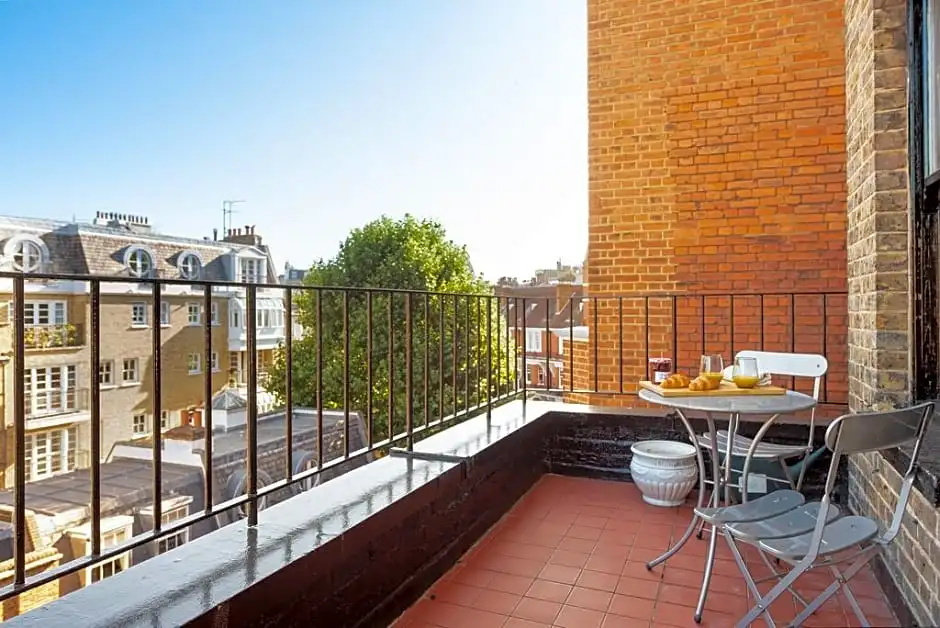 CAPITAL Sloane Street Studio with Balcony