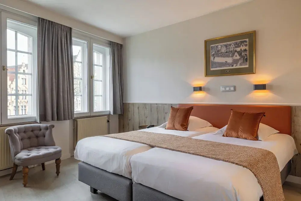 Standard Double room with canal view (twin beds)