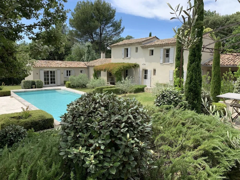 Lush Home in L'isle-sur-la-sorgue With Swimming Pool