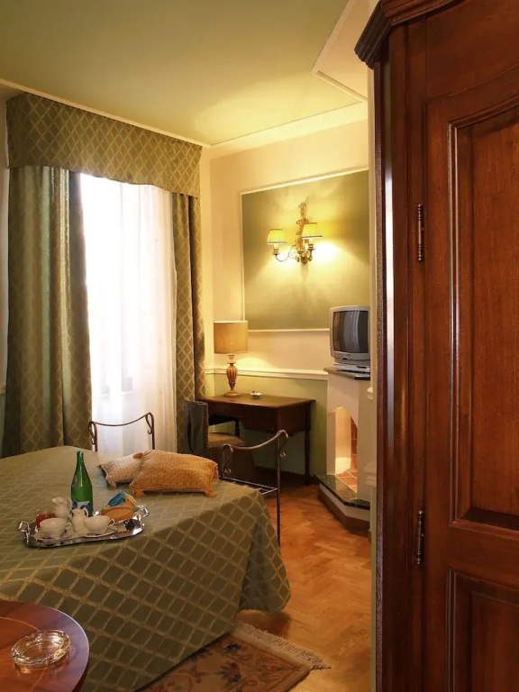 Standard Triple room with courtyard view