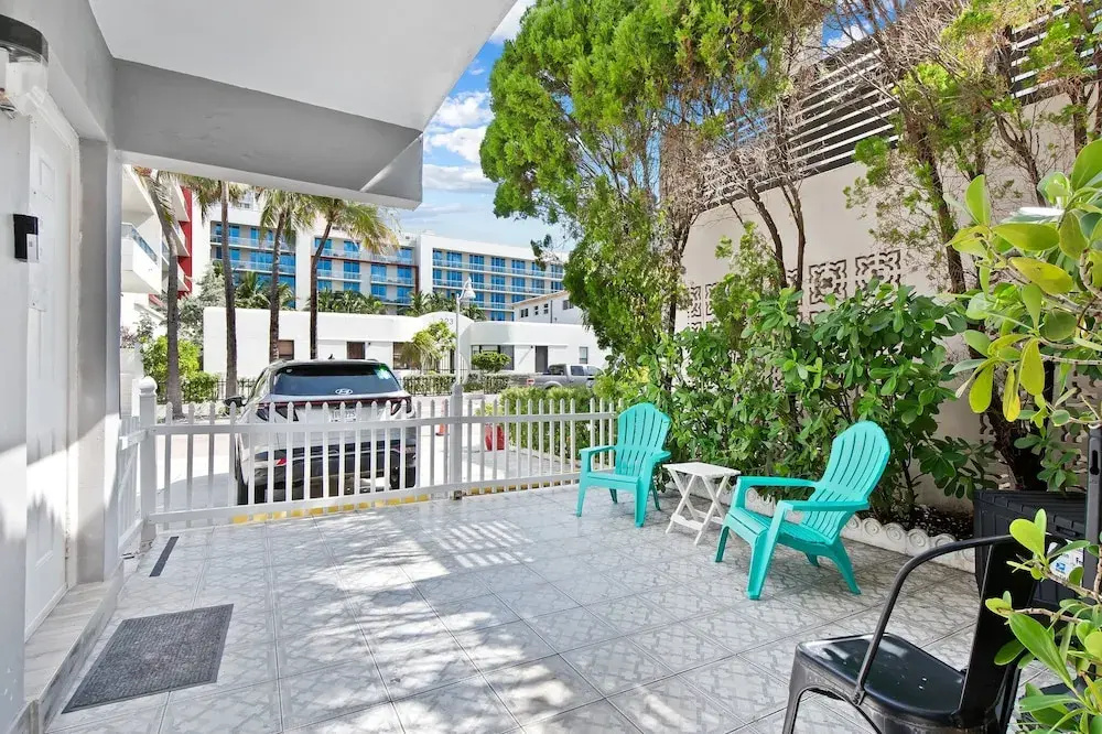 Newly Renovated #4 Close to the Beach w/ Parking