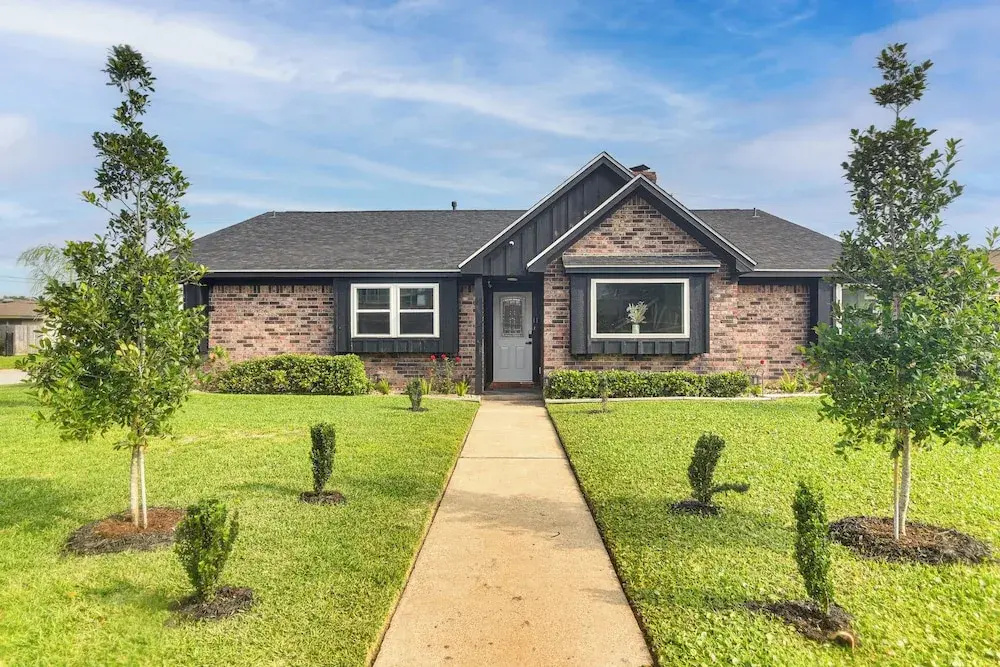 ~ 2 Blocks to Beach: Galveston Group Getaway!
