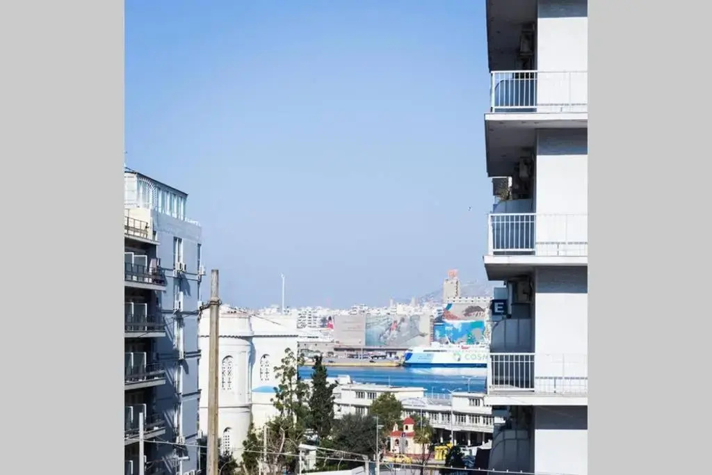 Neoclassical apartment with 3 bedrooms in Piraeus - фото 12