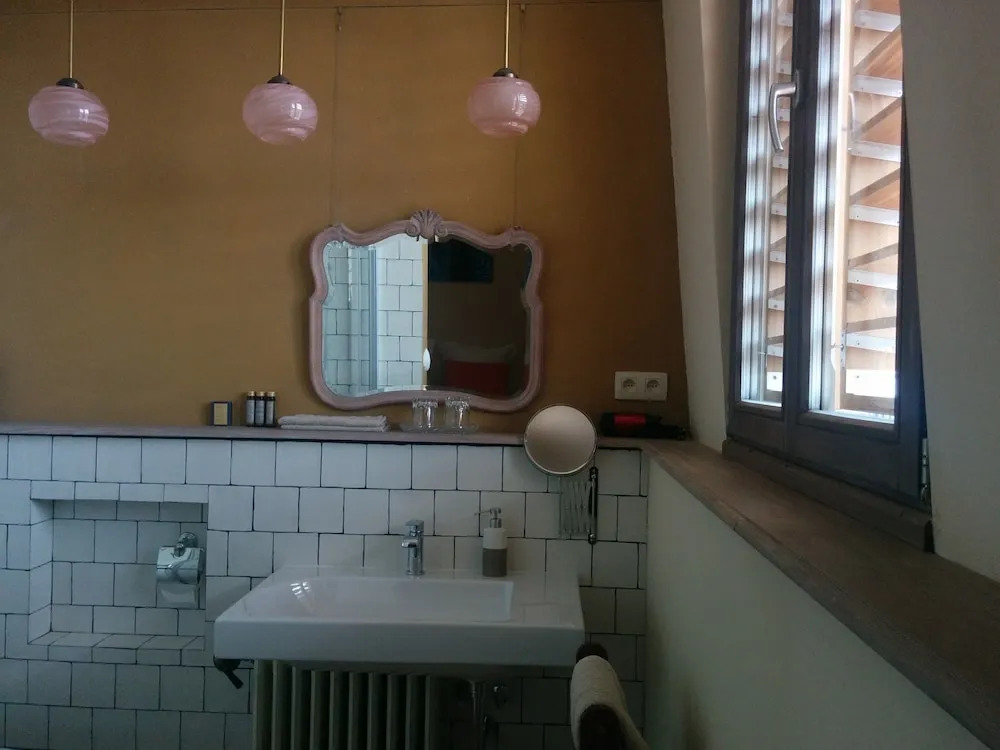 標準雙人房，設有露台及大床