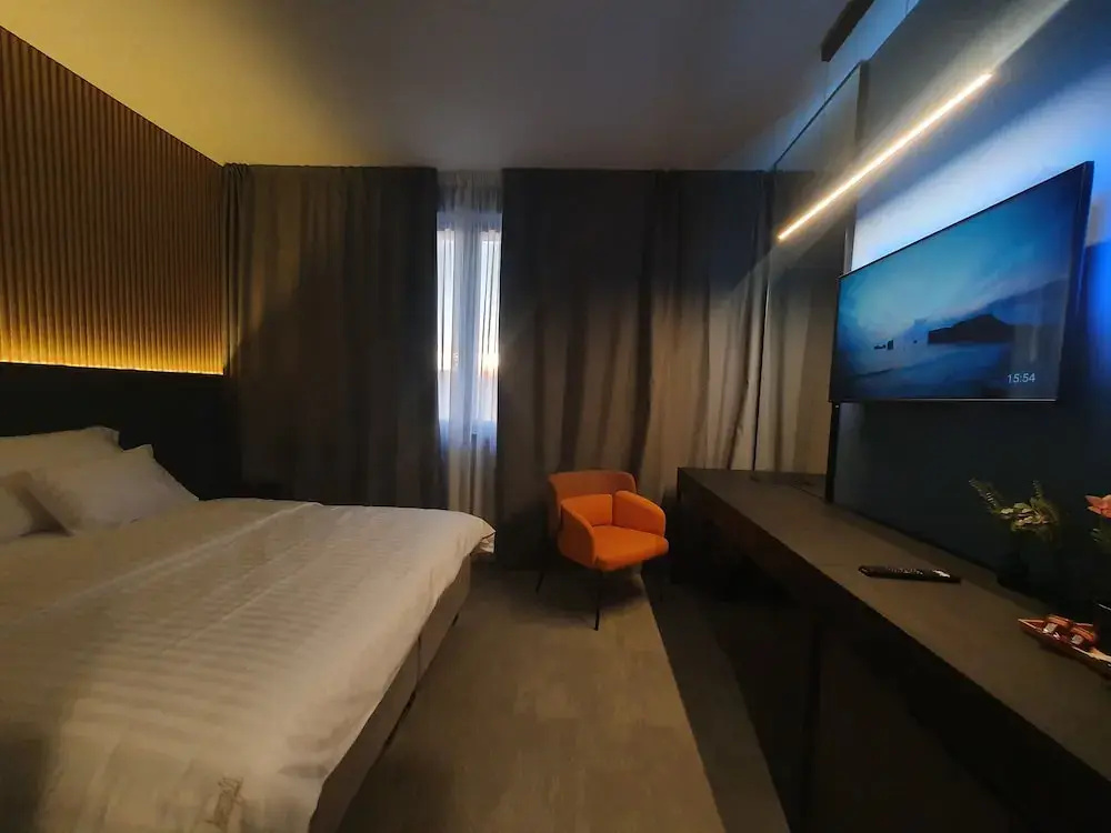 Standard Double room with city view (full double bed)