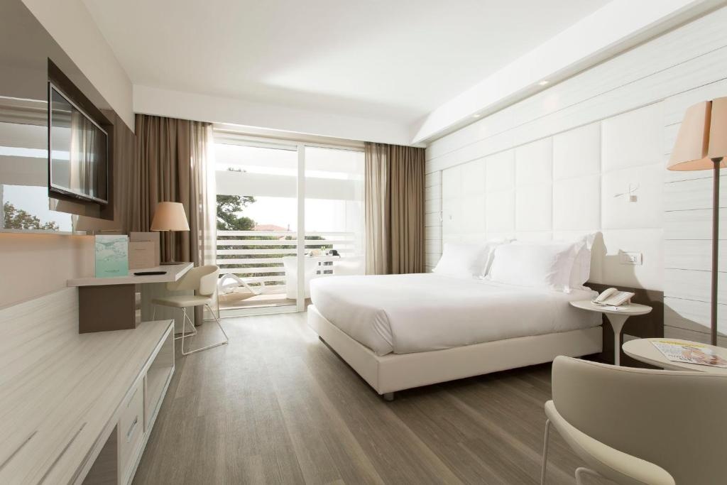 Superior Double room with partial sea view (full double bed)