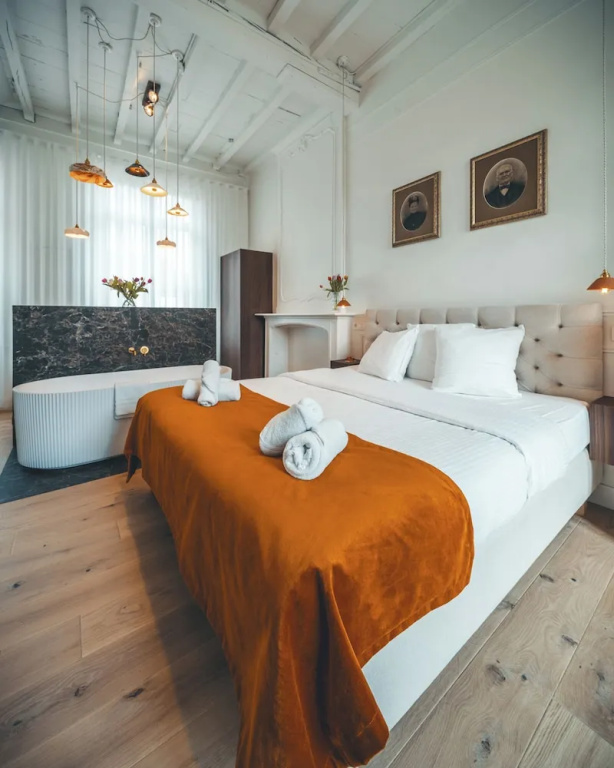 Deluxe Double room (full double bed)