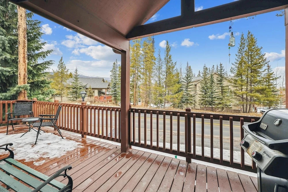Ski Hill Chalet 3 Bedroom Home by RedAwning
