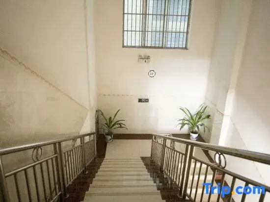 Jiuzhou Hotel (Tiandong Experimental High School)