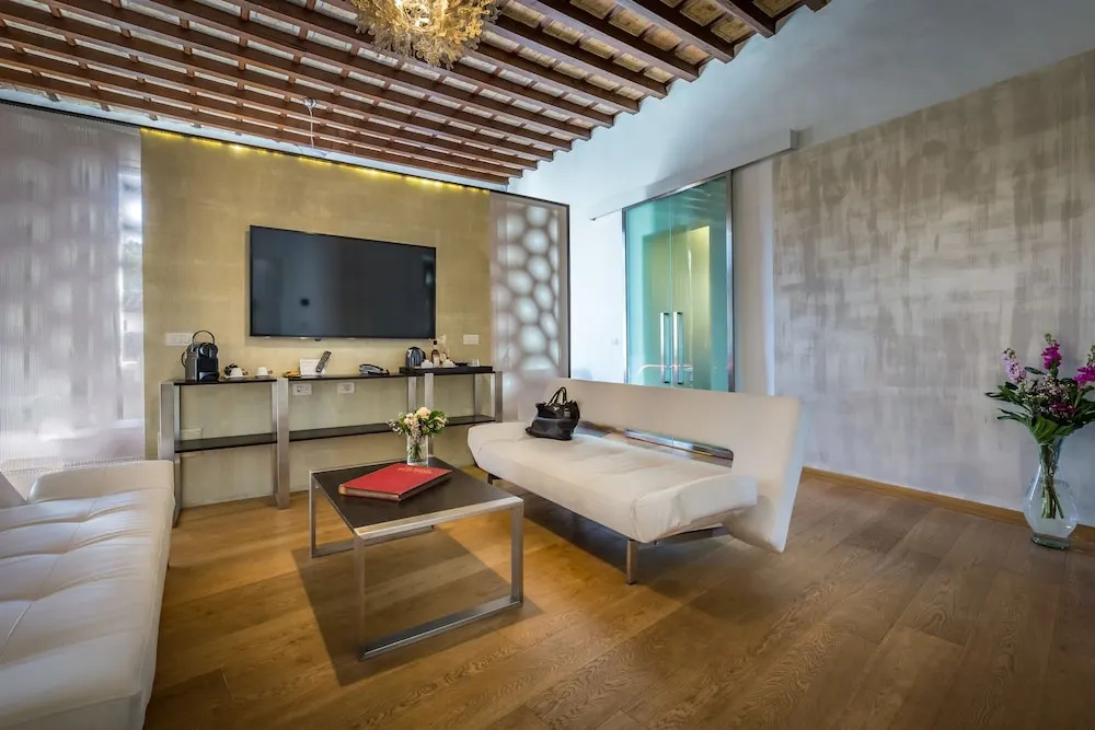 Double Suite with garden view (full double bed)