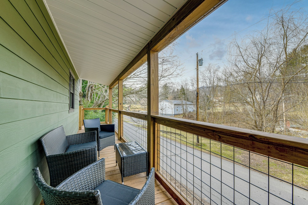 Walk to Main St! Mtn-view Getaway in Waynesville