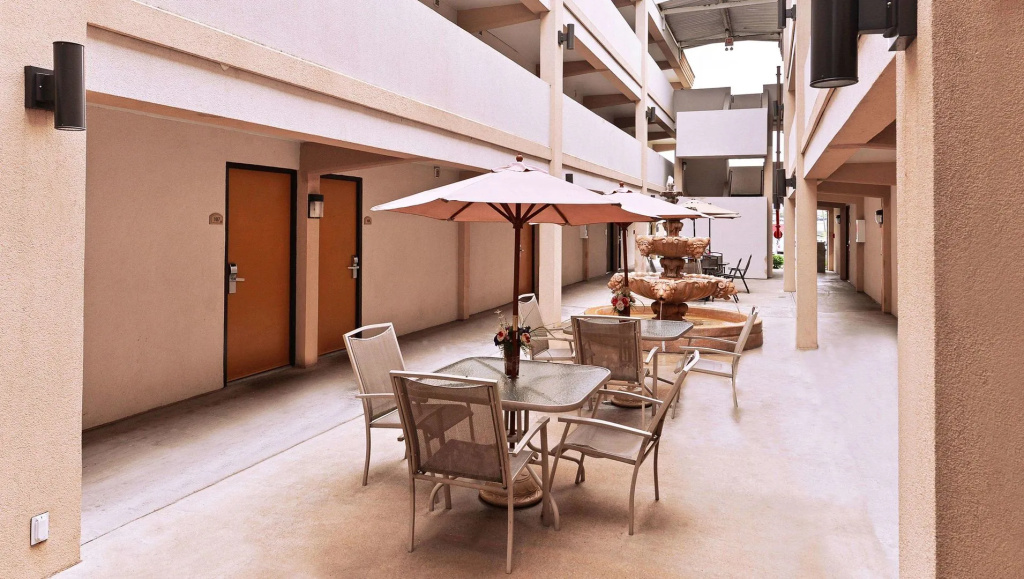 Executive Inn & Suites - фото 20
